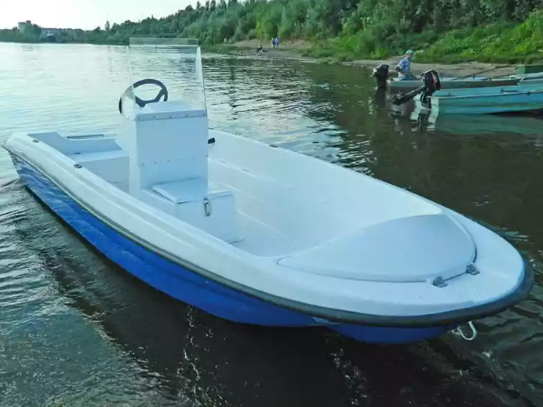 Стеклопластиковая лодка Пингвин с консолью (тримаран) в Южно-Сахалинске