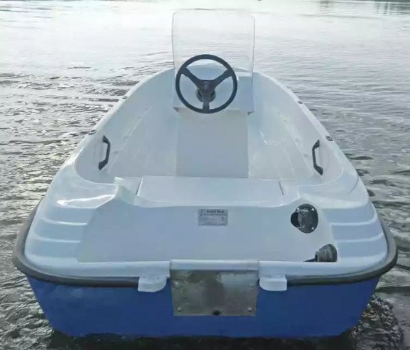 Стеклопластиковая лодка Пингвин с консолью (тримаран) в Южно-Сахалинске