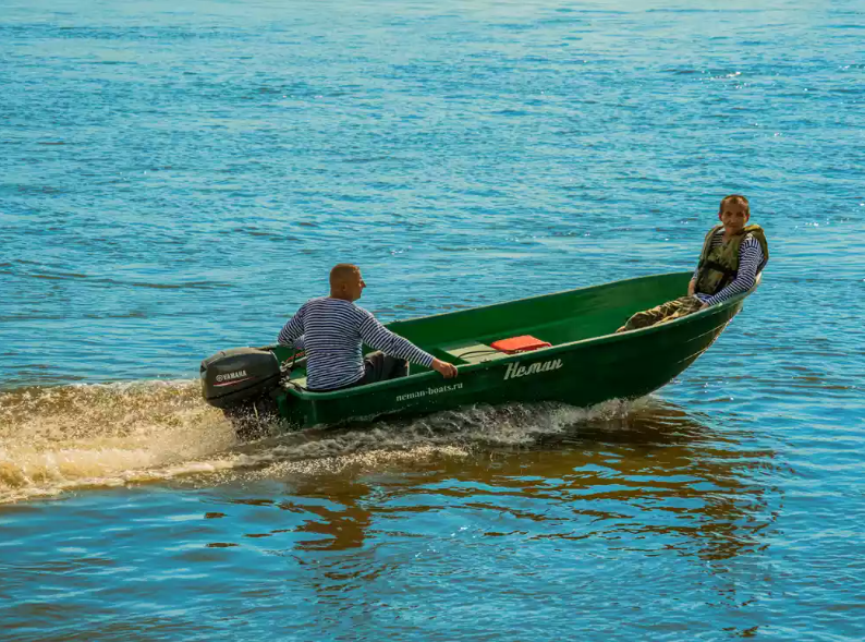 Стеклопластиковая лодка Neman-340 (тримаран) в Южно-Сахалинске