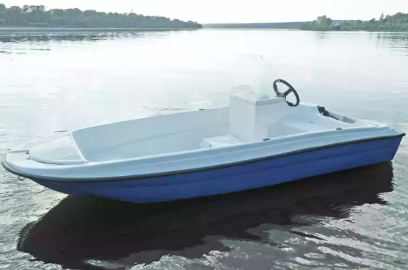 Стеклопластиковая лодка Пингвин с консолью (тримаран) в Южно-Сахалинске