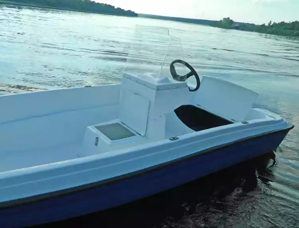 Стеклопластиковая лодка Пингвин с консолью (тримаран) в Южно-Сахалинске