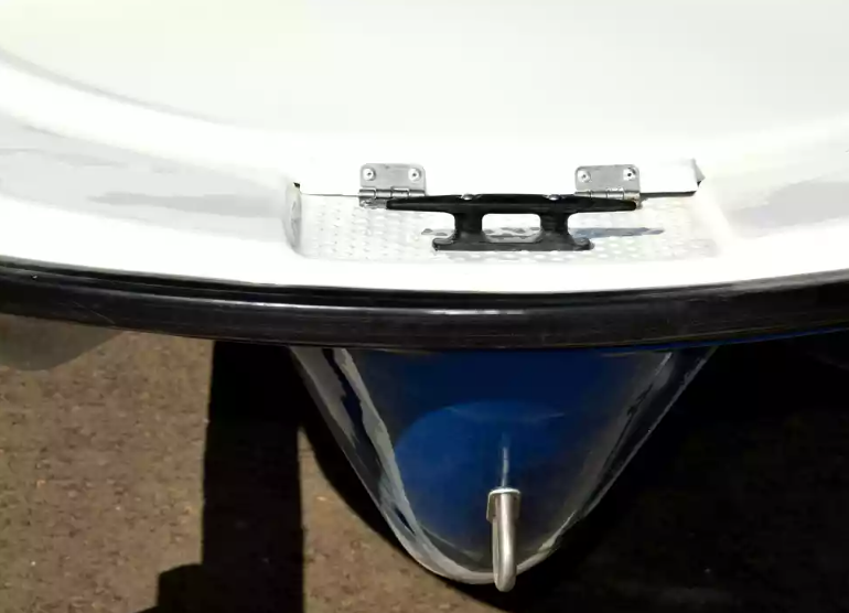 Стеклопластиковая лодка Пингвин с консолью (тримаран) в Южно-Сахалинске