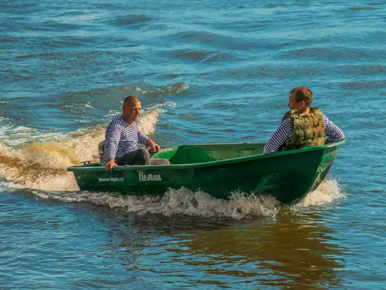 Стеклопластиковая лодка Neman-340 (тримаран) в Южно-Сахалинске