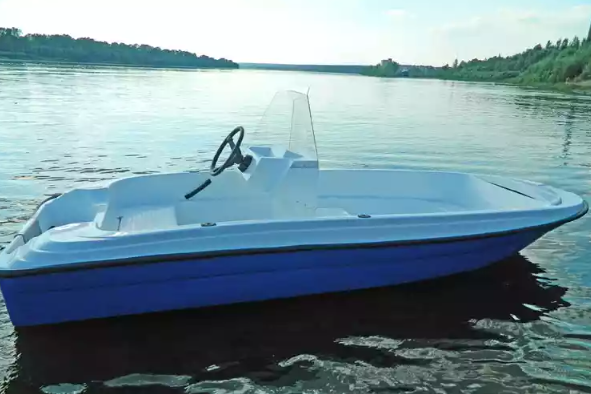 Стеклопластиковая лодка Пингвин с консолью (тримаран) в Южно-Сахалинске