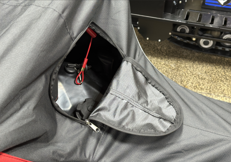 Чехол транспорт. снегохода IKUDZO HUNTER черно-красный Оксфорд ПРЕМИУМ качества с лого IKUDZO в Южно-Сахалинске