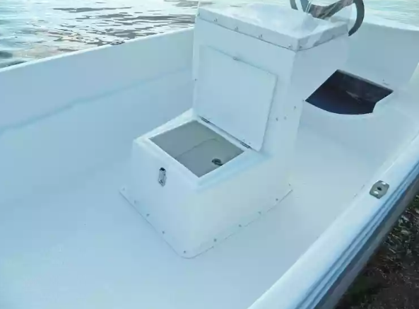 Стеклопластиковая лодка Пингвин с консолью (тримаран) в Южно-Сахалинске