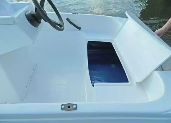 Стеклопластиковая лодка Пингвин с консолью (тримаран) в Южно-Сахалинске